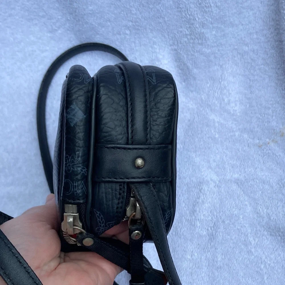 MCM Visetos "Lion 1976 Theme"
Crossbody Bag - Picture 10 of 13